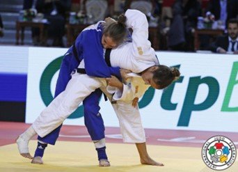 Mariana Esteves in judo competition