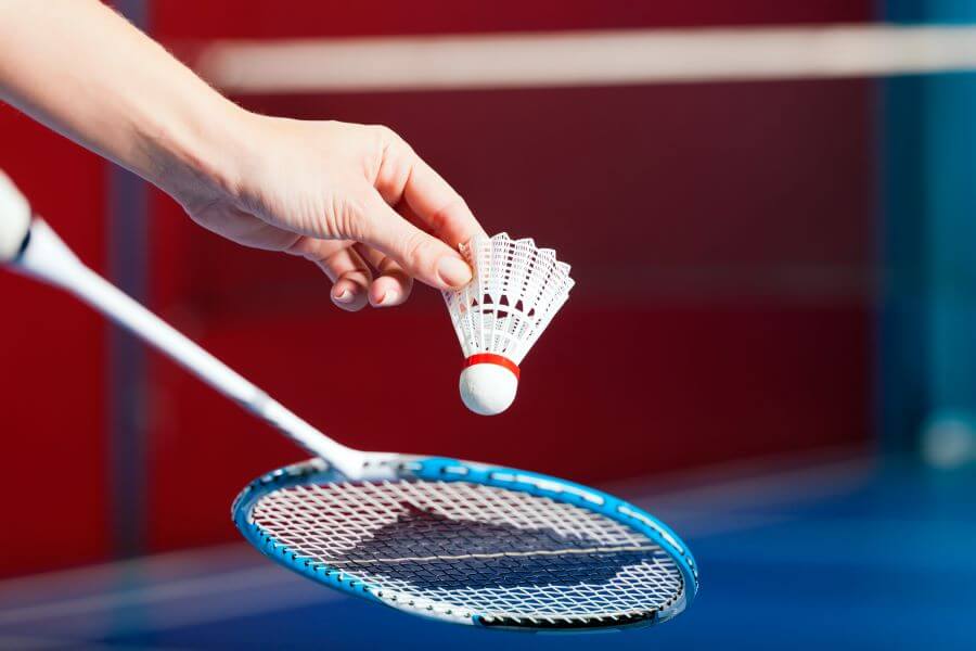 A Beginner's Guide to Badminton: Mastering the Basics 5 badminton serve
