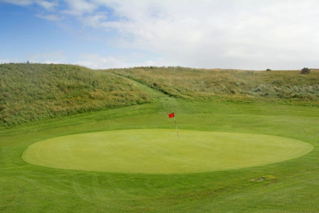 Norfolk Golfing Retreats: Where Luxury Meets the Fairway 2 green on norfolk golf course