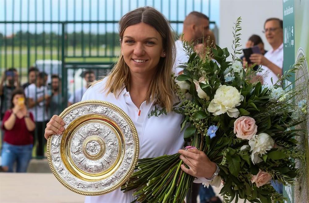 The World’s Most Famous Sports Trophies 3 The wimbledon trophy replica