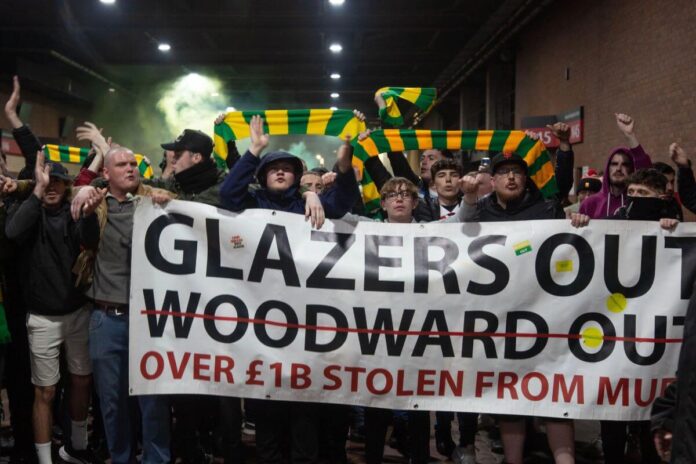 manchester united fans proest the glazers